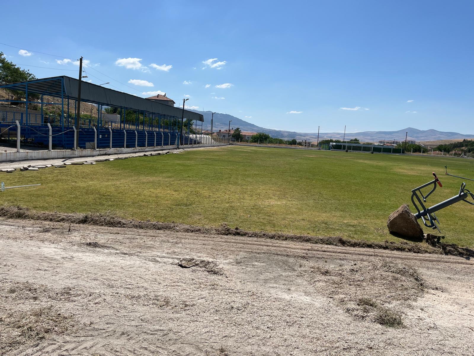 İlçemiz Münir Karaloğlu Stadyumu doğal çim yüzeyli futbol sahasının bakım onarım çalışmaları başlamıştır.