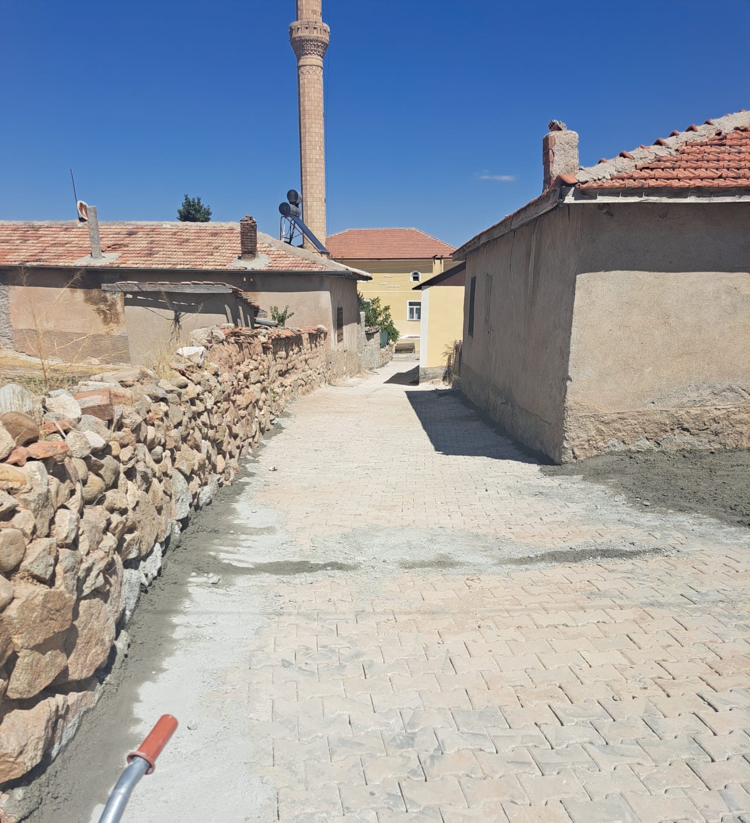 Yavuz Sultan Selim Mahallesi Yeni Camii yanı kilit parke döşeme çalışması tamamlanmıştır.